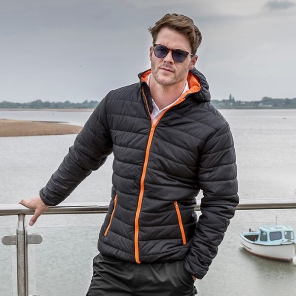 Lengva pašiltinta striukė su gobtuvu RS