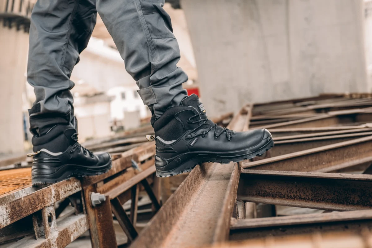 Workobo post image Kada būtina avėti darbo batus Taisyklės, profesijos ir saugos reikalavimai